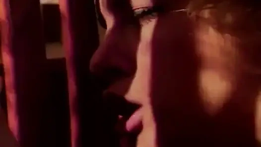 Klasik sarışın orta yaşlı seksi kadın ateşli yarağa binişten sonra döl yiyor