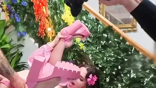 Pantat montok Maddie Wren dientot habis-habisan sampai matanya merem melek
