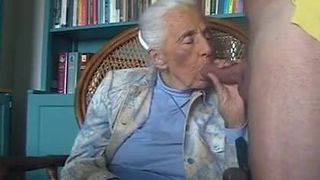 92-летняя сосет внуку