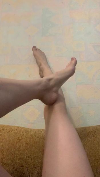 Twink gay femboy muestra sus delgadas y suaves piernas afeitadas