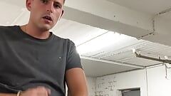 Knappe Duitse jongen trekt zich af in de opslagruimte op het werk totdat hij klaarkomt