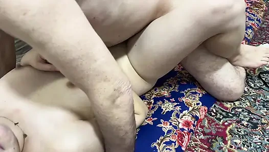 Aku menyetubuhi gadis yang bermain dengan telepon