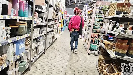 Crazy Rebeca Addams in jeans Buttcrack im Supermarkt