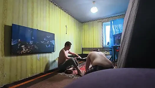 Kamera arkası, kesilmemiş. Yeni bir seks yatağı inşa ediyoruz