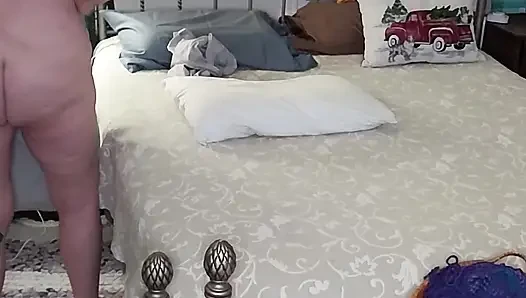 Heiße MILf bBW macht ihr bett, masturbiert dann und hat einen guten orgasmus!
