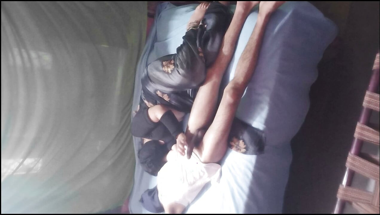 Sexo ao ar livre na vila - Namorada indiana transando ao ar livre - Garota indiana