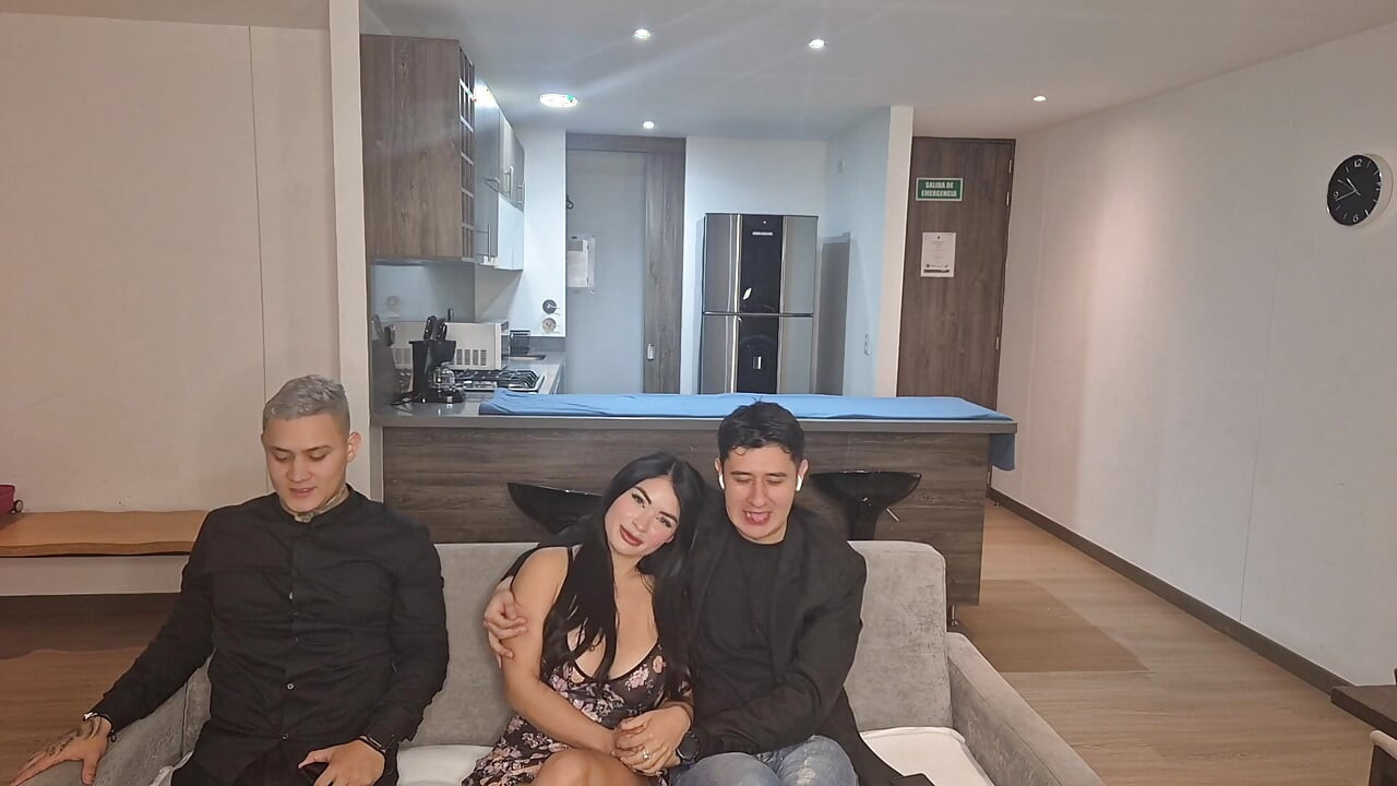 무심코 축구 경기를 보면서 내 가장 친한 친구의 여동생과 섹스를 했다