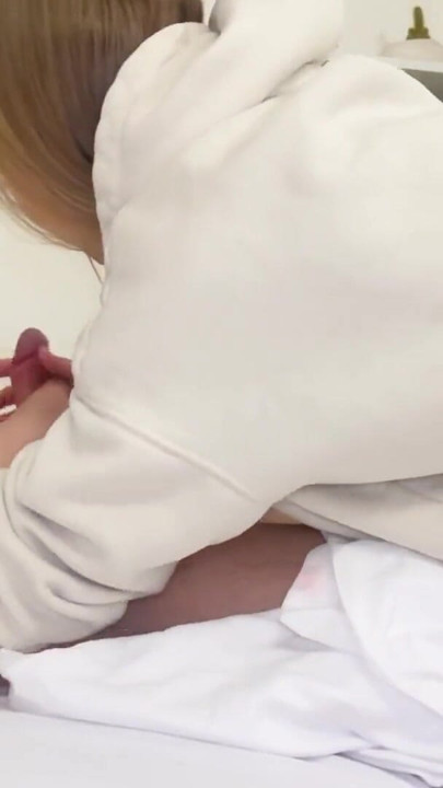 Тя навърши 18 и получи първото си порно | Клип 1