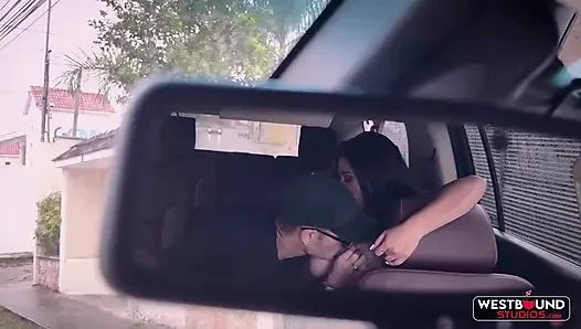Kesha ortega diajak ngentot dan dientot di dalam mobil
