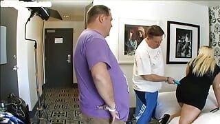 Толстушку леди Gonzo трахнули в тройничке в гостиничном номере в любительском видео