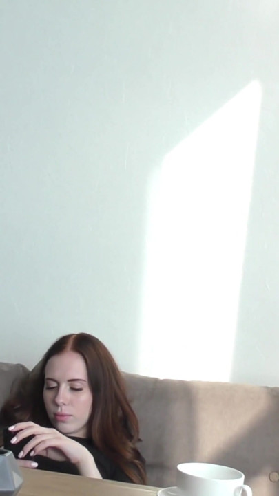 在咖啡馆里公开! 她的姐姐在等她