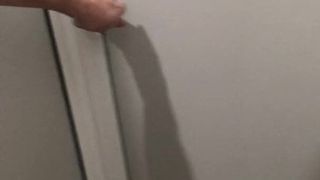 Обнаженный пидор кончает в публичном туалете