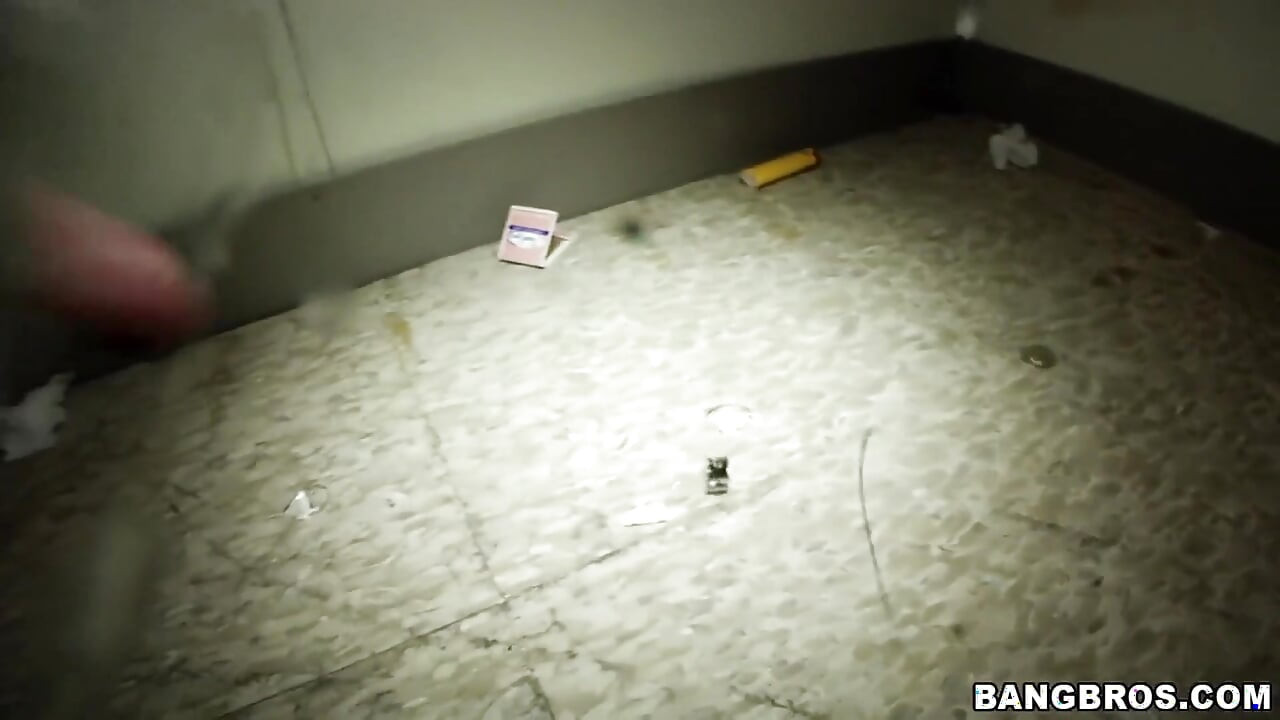 Bangbros - Tesuda Tori Lane esfrega seus peitos e buceta antes de chupar paus duros no Glory Hole