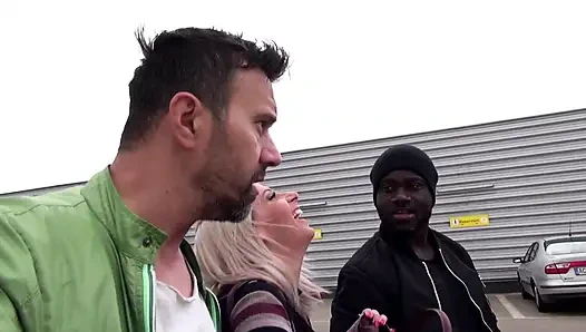 Atemberaubende tätowierte blondine im freien von einem großen schwarzen schwanz gefickt