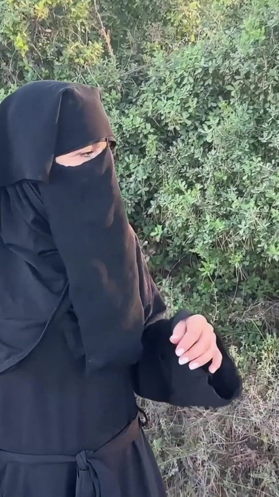 Ліванська сучка в хіджабі грає зі своєю пиздою в лісі і сквіртує | Кліп 1