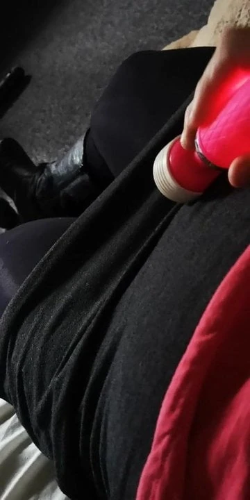 Una rara occasione .. di masturbazione femminuccia senza orgasmo !!