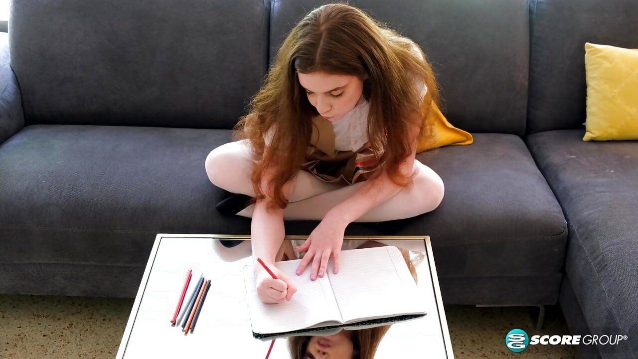 Školarka Marina Vaylor štipa svoje šiljaste bradavice i