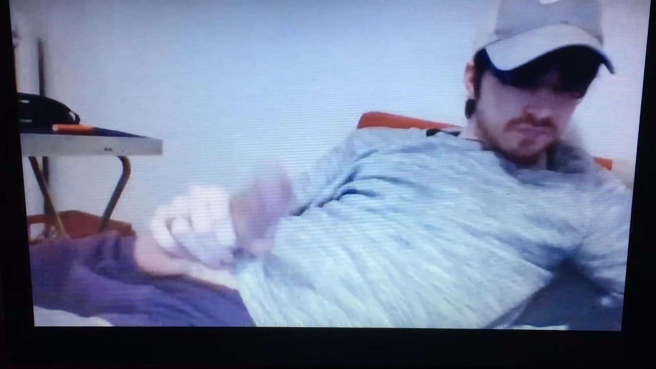 Egyenes chav legény szegélyezi vastag farkát