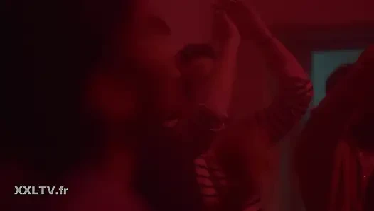 Carollina Cherry мастурбирует в туалете