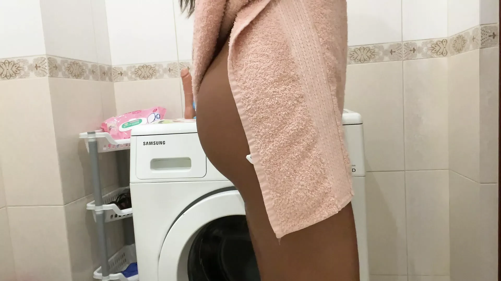 Masturbieren, kahle Muschi in der Badewanne