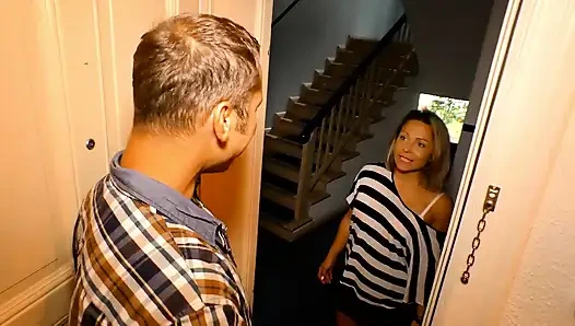 Сексуальная блондинка-сучка хочет трахаться с ебарем