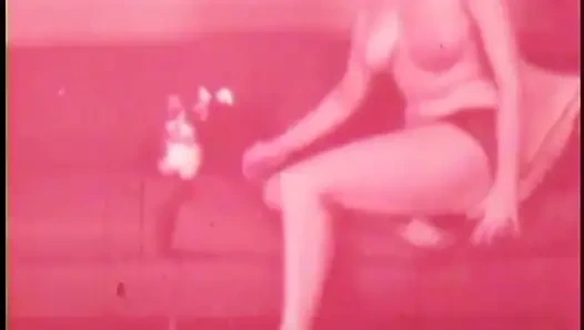 Ateşli klasik orta yaşlı seksi kadınlar şehvetli soyunuyor