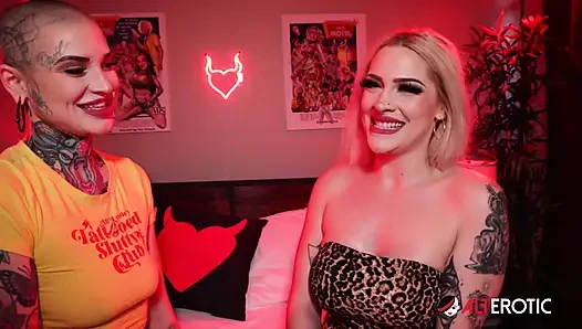 Scarlett melakukan adegan lesbian pertamanya dengan titi