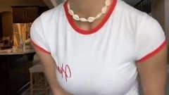 Wwe - peyton royce tańczy na tiktoku w koszulce i szortach