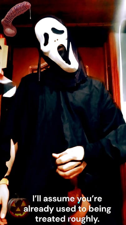 SCREAM A LOVE STORY Een dominante kerel met een Ghostface-masker en een enorme lul breekt op Halloweenavond bij je in om te klaarkomen