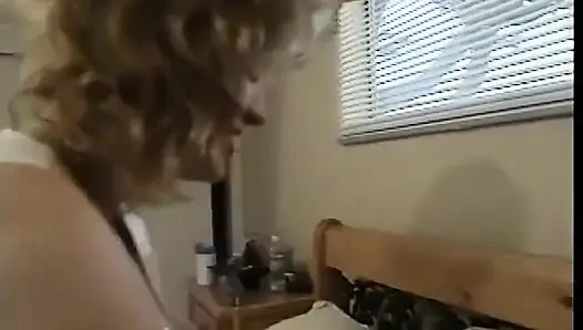 Seksi olgun sarışın kocasından sikiliyor ve yüzüne boşalıyor