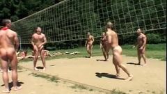 Naken volleyboll är hett