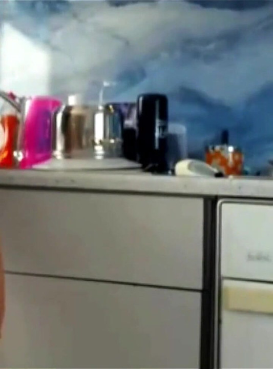 प्यारी सेक्सी लड़की लाइव वेबकैम पर खुद को ऊँगली कर रही है