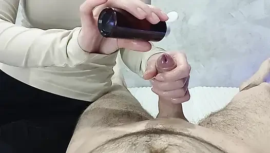 Üvey kız üvey babasının penisini tıraş etti ve ona harap bir orgazmla yağlı bir elle muamele yaptı.