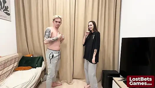 James und sofia sind an einem strip-handlaps-spiel beschäftigt