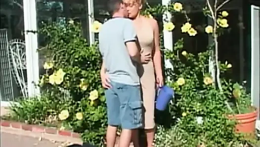 Riesige möpse, blonde milf fickt großen schwanz und lutscht im garten