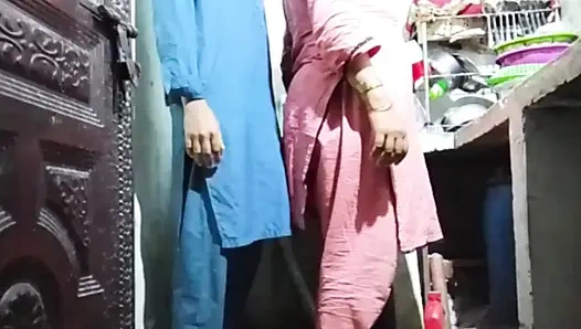 Sexy pakistanerin lutscht seinen schwanz ihres freundes