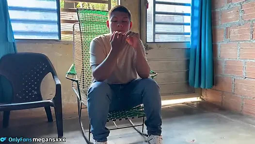 Dia berbicara dengan suaminya di telepon dan aku memasukkan penisku ke dalam dirinya