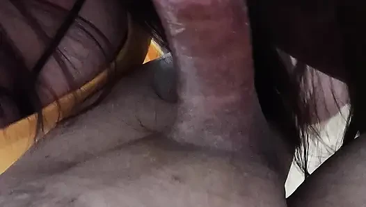 Istri toket besar nyepong kontol dari samping