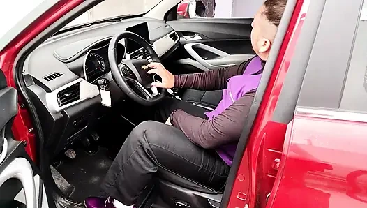 Испорченная латина-падчерица пропускает рождественскую поездку для рискованного секса в машине с извращенной отчимом