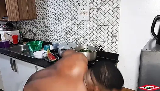 Çok karanlık büyük yarak mutfak yatağında ateşi körükliyor