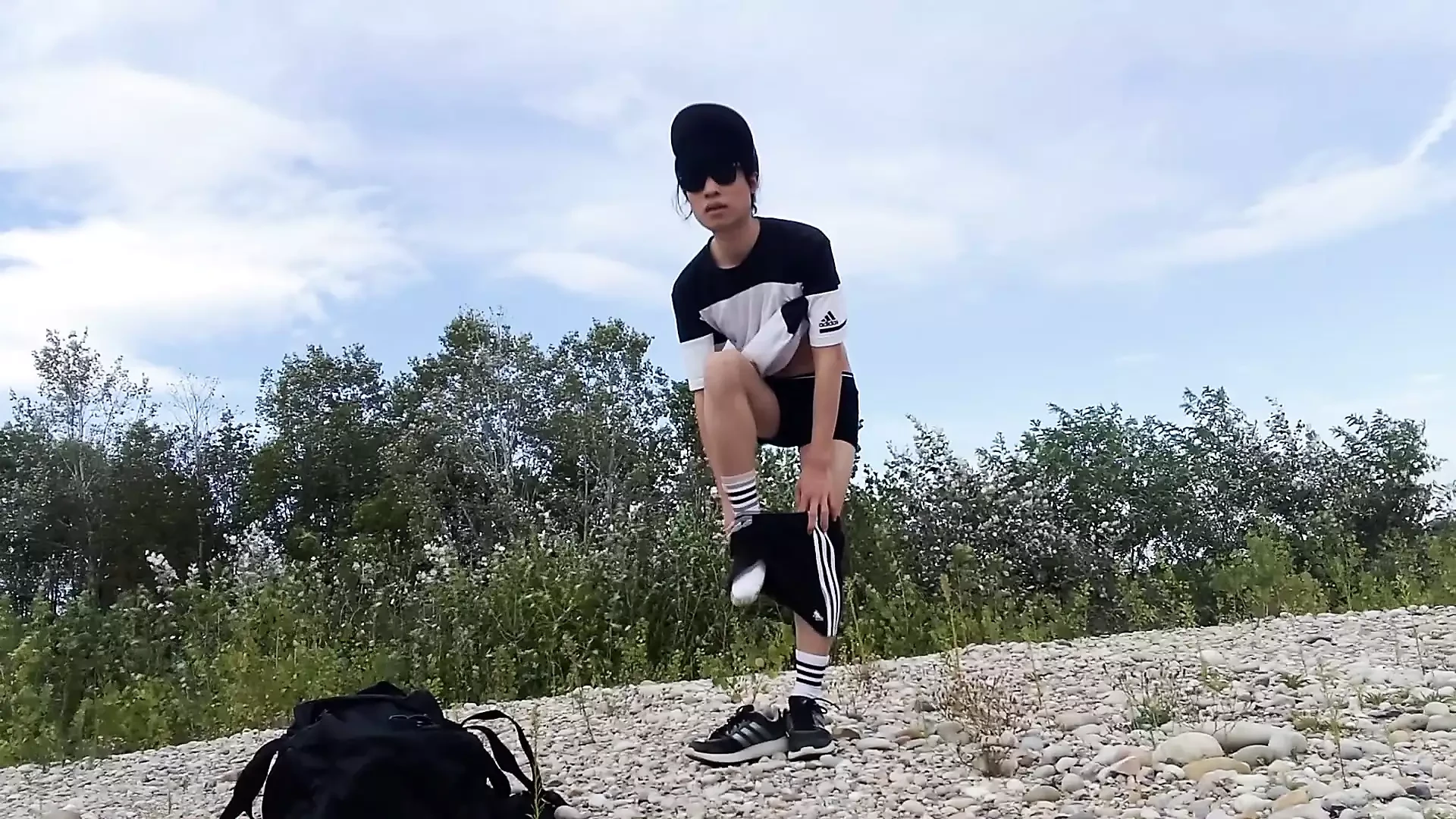 Der süße Schnuckel Jon Arteen trägt ein schwarzes Adidas-Outfit, zeigt seine Unterwäsche, läuft frei herum, holt sich durch seine kurzen Sho
