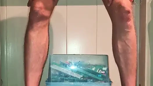 Ateşli eşcinsel twink tek başına sert büyük yarak yapay penisle sidik orgazmı