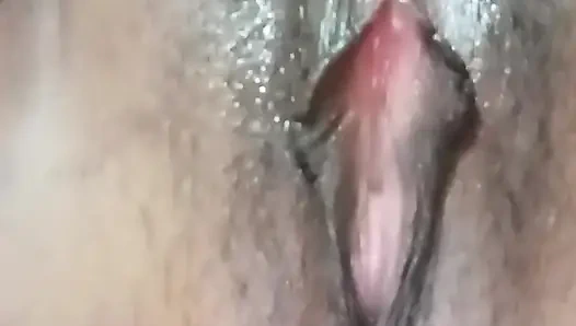 Einzelnes mädchen fingert in ihrer muschi und vergnügen