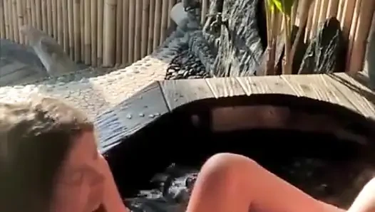 Veranda ngentot pasangan muda di luar ruangan