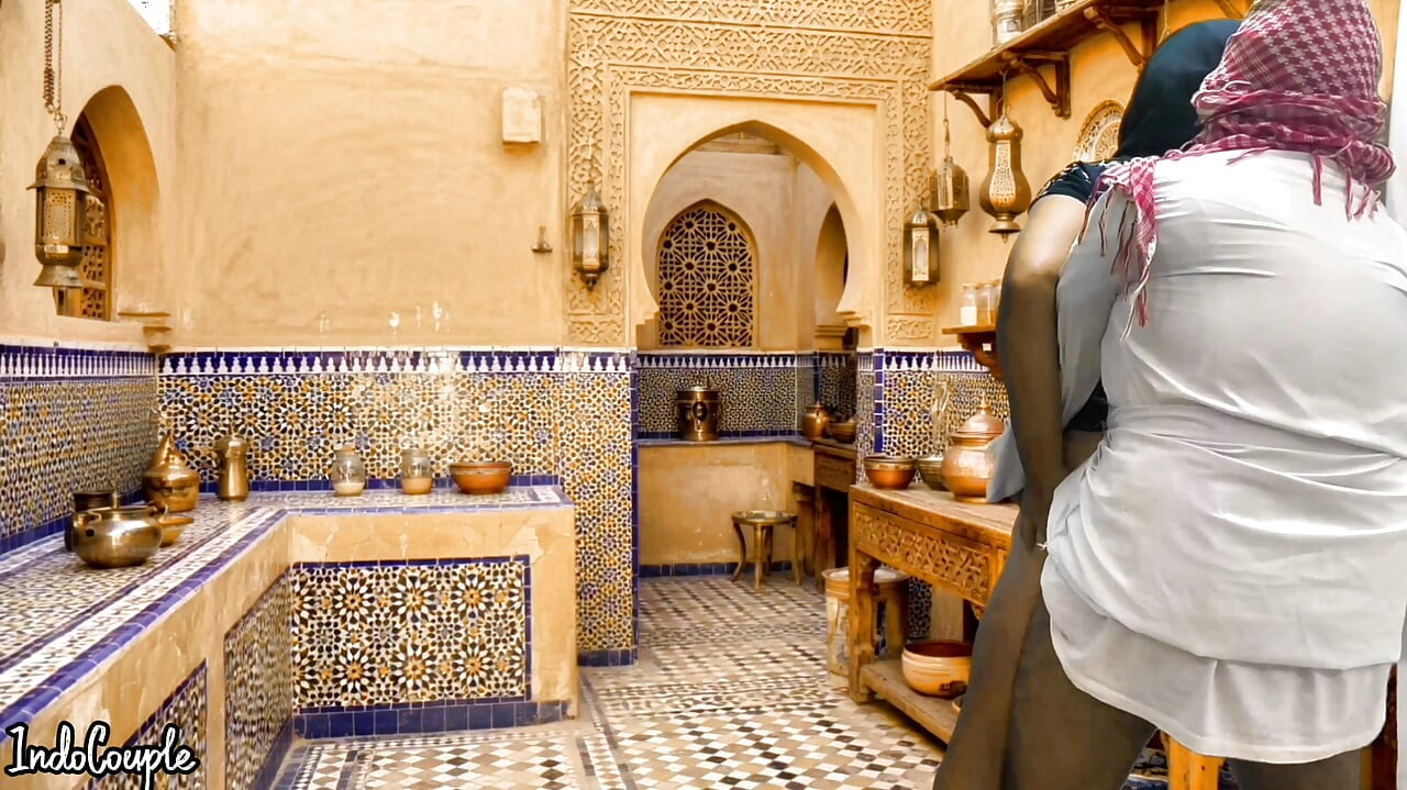 Marido saudita y esposa iraní en cocina