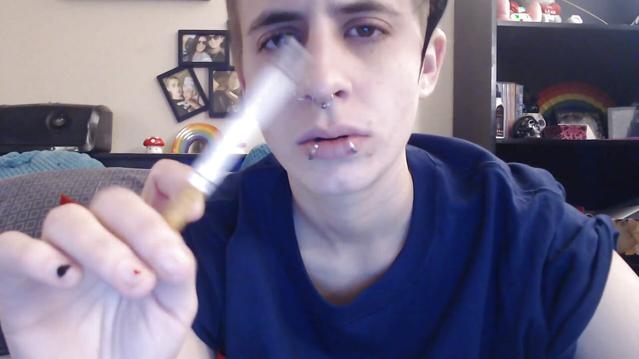 Tame wieje dym w twarz