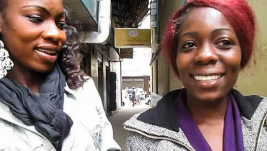 Des adolescentes lesbiennes africaines coquines parlent de bouffage de chatte en public