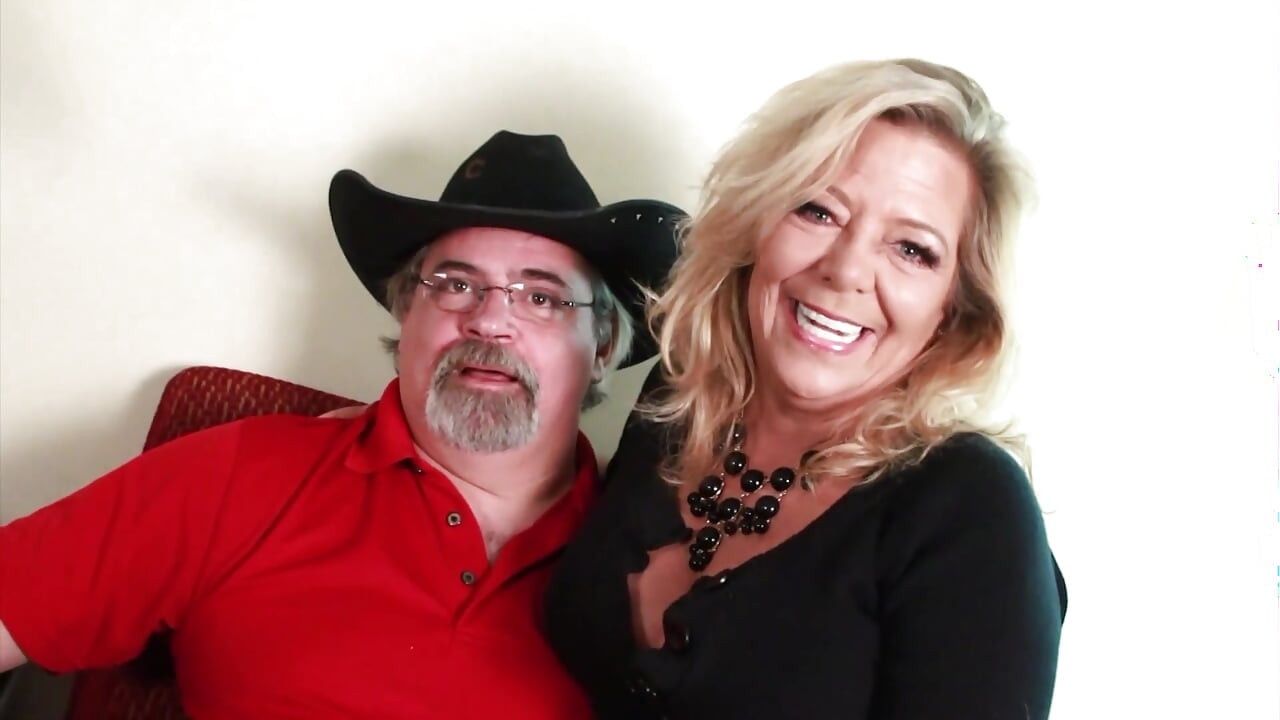 Zrela žena jebe mlađeg muškarca dok njen muškarac gleda