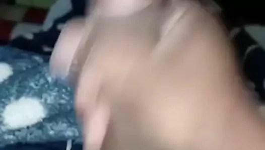 Agartala sinirli köy çocuğu boşalmaya çalışıyor