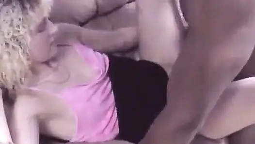 Amateur-blondine lutscht schwarzen schwanz des typen im wohnzimmer